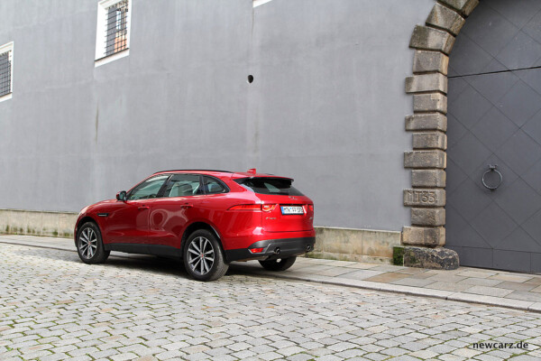 Jaguar F-Pace schräg hinten