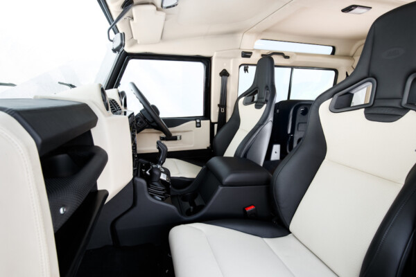 Land Rover Defender Works V8 Interieur