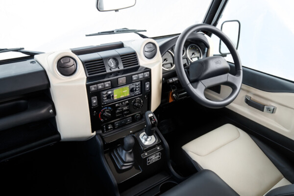 Land Rover Defender Works V8 Interieur