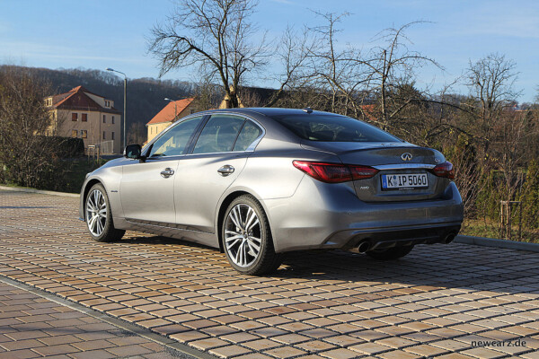 Infiniti Q50S Hybrid schräg hinten