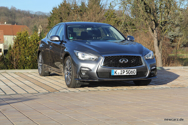 Infiniti Q50S Hybrid schräg vorn