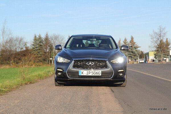 Infiniti Q50S Hybrid Scheinwerfer an