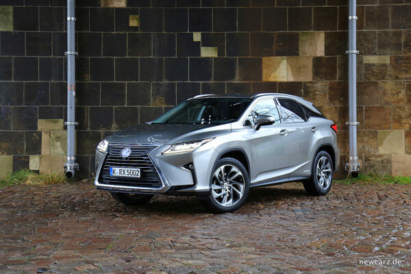 Lexus RX 450h Posing