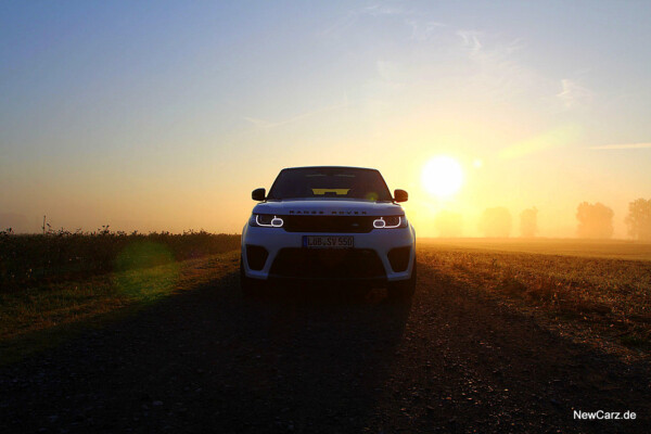 Range Rover Sport SVR Front im Gegenlicht