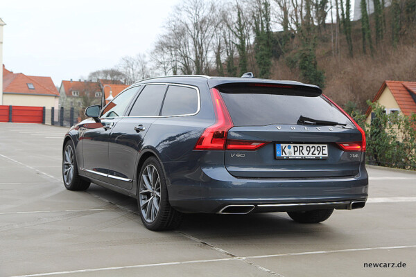 Volvo V90 T8 Twin Engine schräg hinten