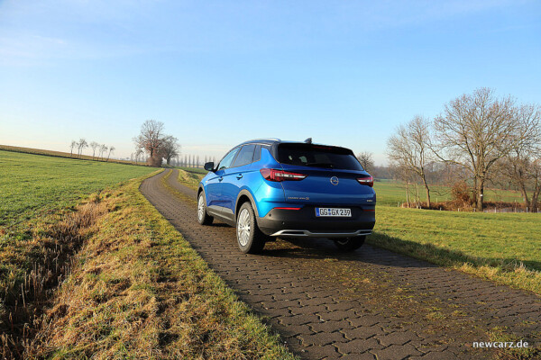 Opel Grandland X schräg hinten