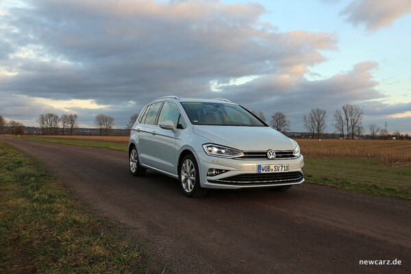 VW Golf Sportsvan schräg vorn rechts