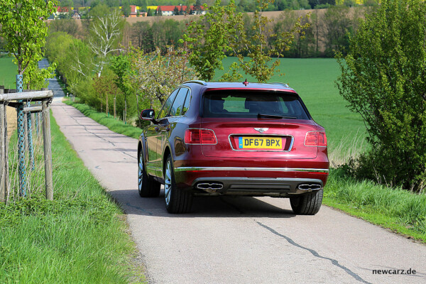 Bentley Bentayga Diesel schräg hinten links