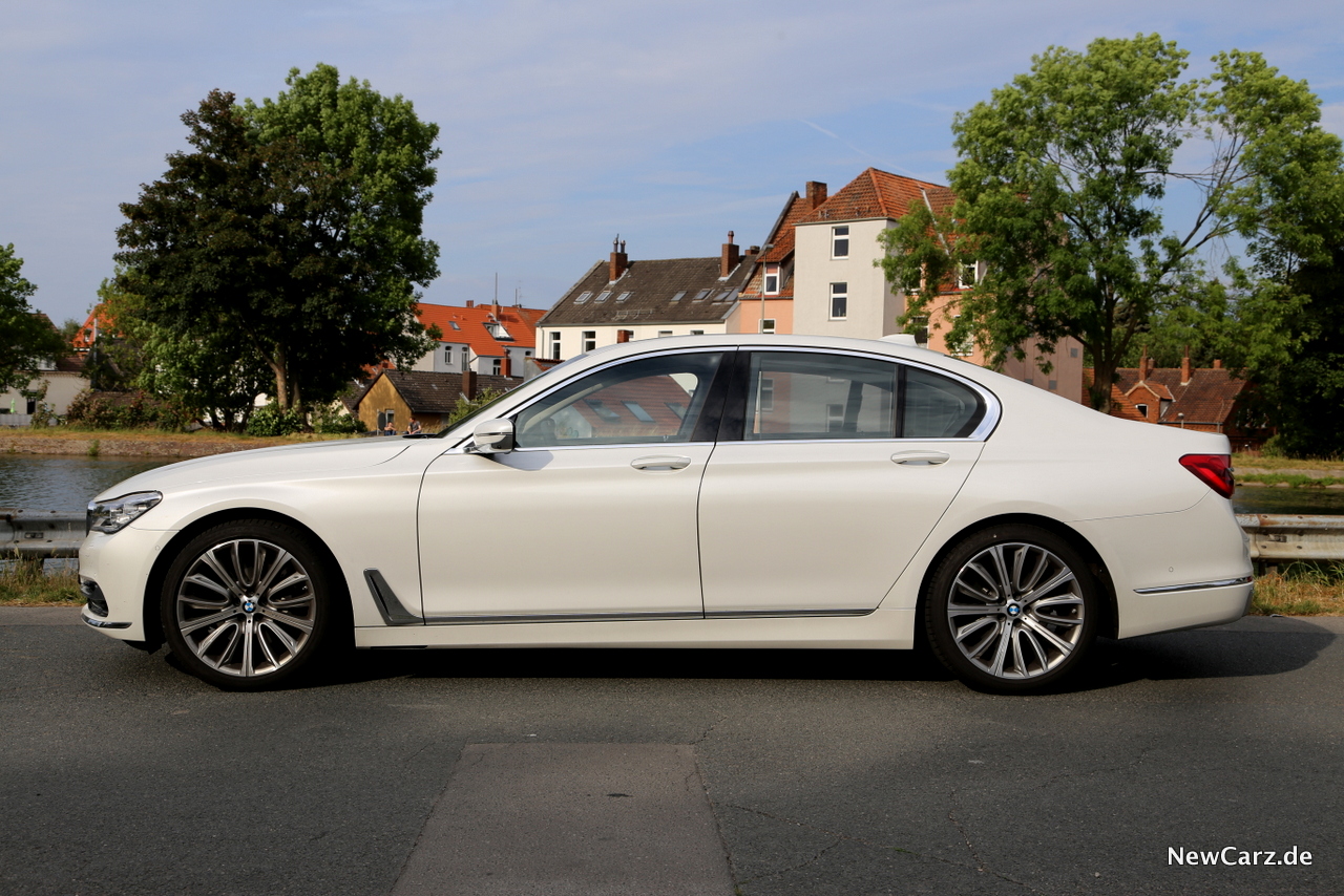 NewCarz-BMW-7er-DT-Jul-18-01.jpg