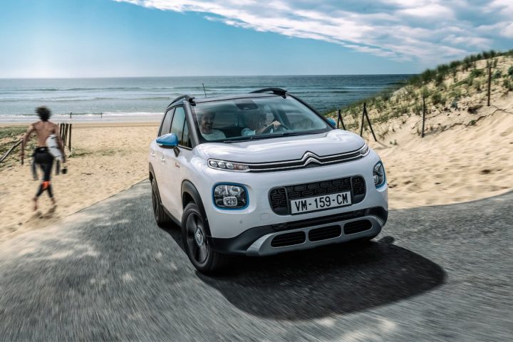 Der Citroen C3 Aircross Rip Curl macht am Strand eine gute Figur