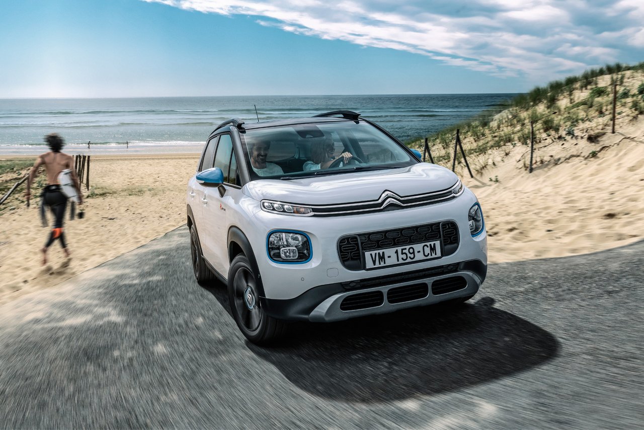 Der Citroen C3 Aircross Rip Curl macht am Strand eine gute Figur