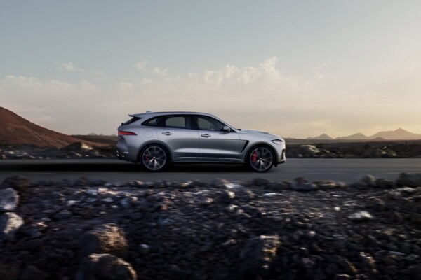 Seitenansicht des Jaguar F-Pace SVR