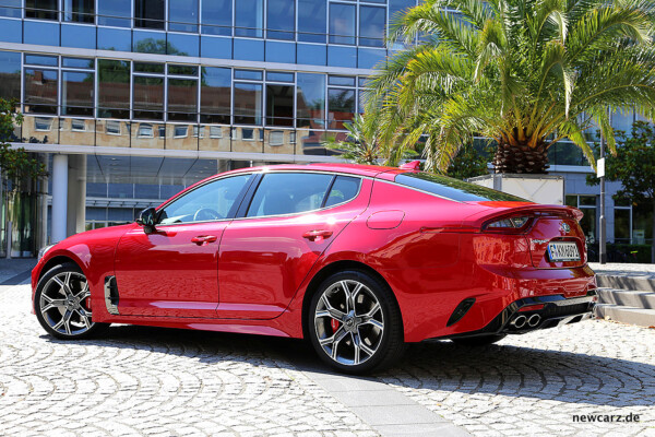 Kia Stinger GT schräg hinten links