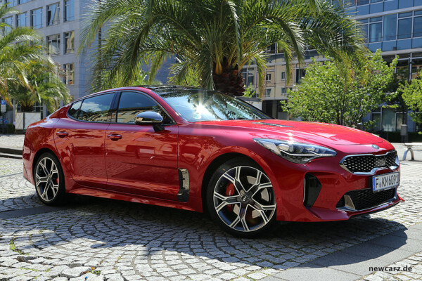 Kia Stinger GT schräg vorn rechts