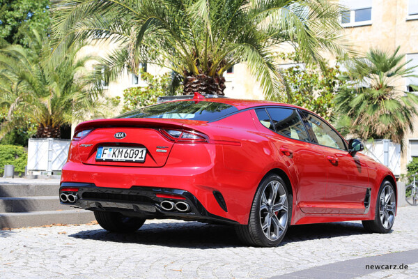 Kia Stinger GT schräg hinten rechts