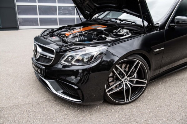 Motoransicht des Mercedes-Benz E63 S AMG