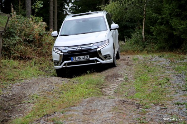 Mitsubishi Outlander PHEV offroad