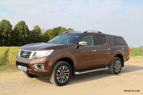 Nissan Navara schräg seitlich links