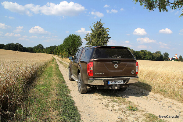 Nissan Navara schräg hinten