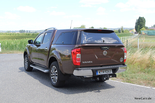 Nissan Navara schräg hinten