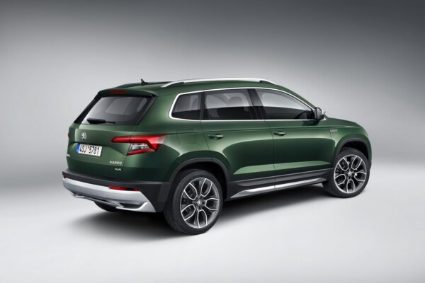 Heckansicht des neuen Skoda Karoq Scout