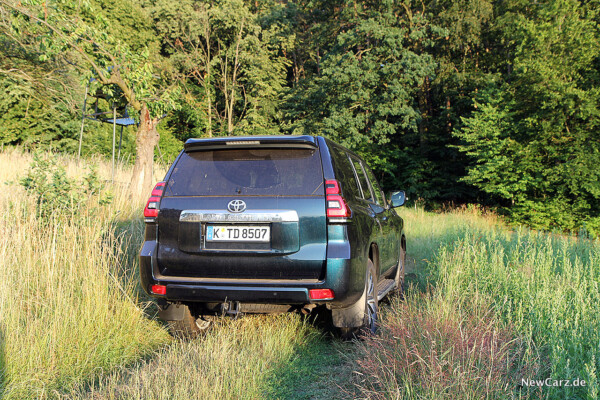 Toyota Land Cruiser schräg hinten