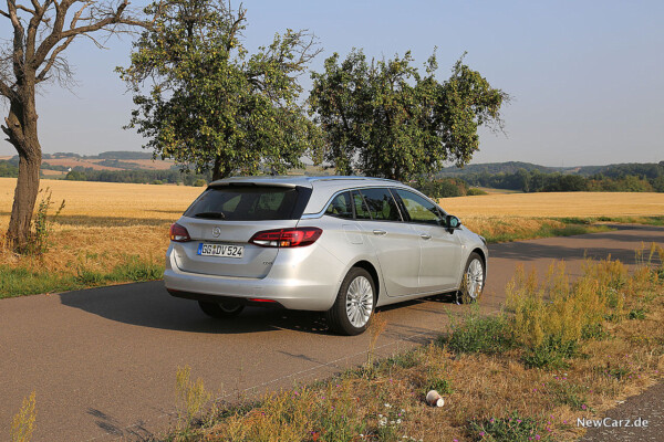 Opel Astra Sports Tourer schräg hinten