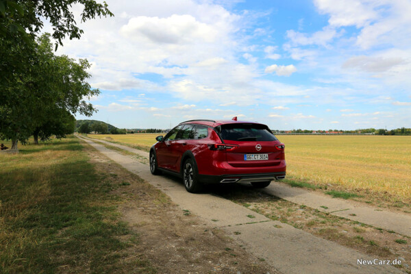 Opel Insignia Country Tourer schräg hinten