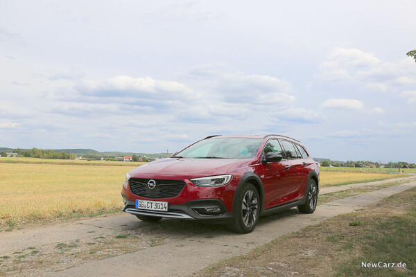 Opel Insignia Country Tourer schräg vorne links