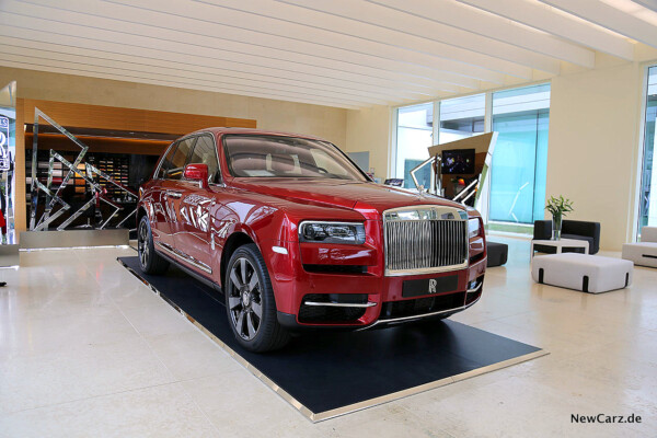 Rolls-Royce Cullinan schräg vorne