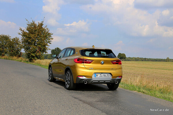 BMW X2 schräg hinten