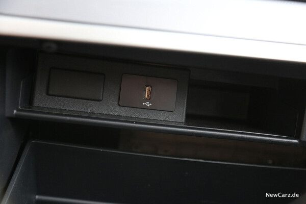 Mitsubishi Pajero USB-Anschluss