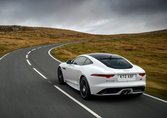 Heckansicht des Jaguar F-Type Chequered Flag