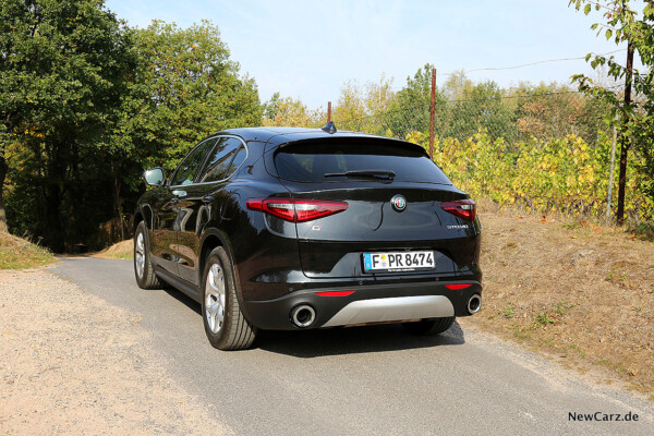 Alfa Romeo Stelvio schräg hinten