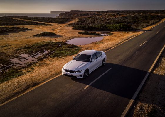 BMW 330e auf weiter Flur