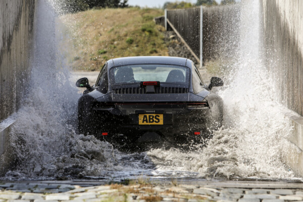 Porsche 911 992 Wasserdurchfahrt