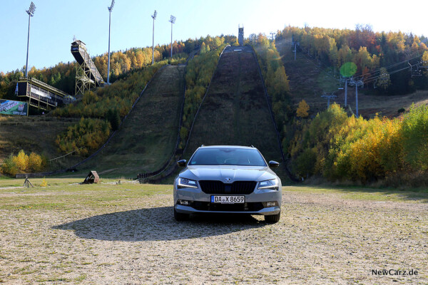 Skoda Superb Combi SportLine Front vor Skisprungschanze