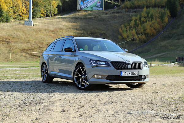 Skoda Superb Combi vor Schanze