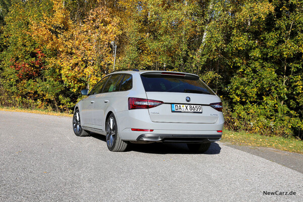 Skoda Superb Combi SportLine schräg hinten