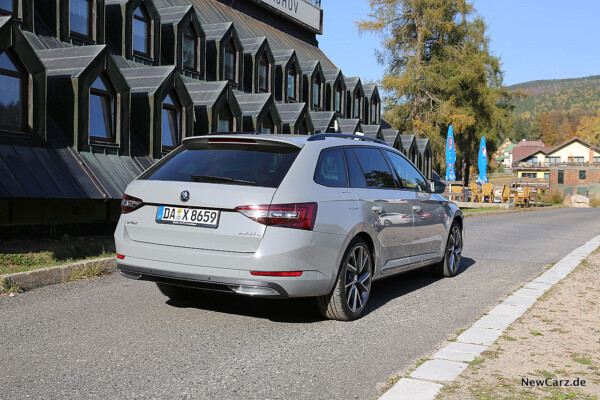 Skoda Superb Combi SportLine schräg hinten rechts