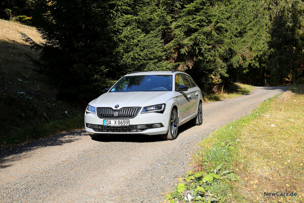 Skoda Superb Combi SportLine auf Sandweg