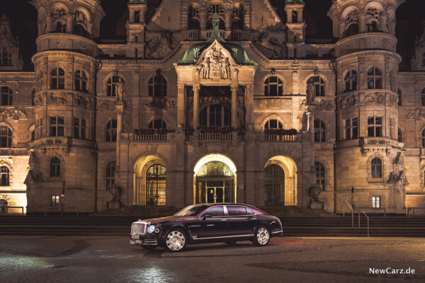 Bentley Mulsanne EWB vor Schloss