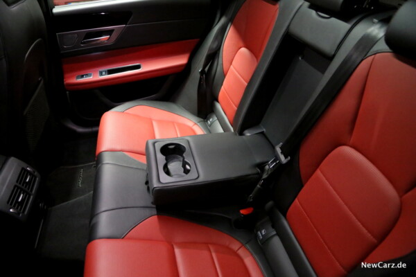 Jaguar XF Sportbrake Getränkehalter hinten