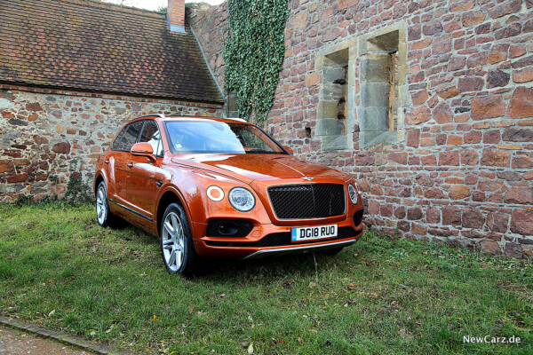 Bentley Bentayga V8 vor Ruine