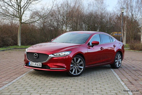 Mazda6 2019 schräg mit eingelenkten Vorderrädern