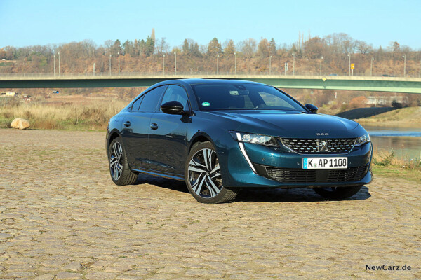 Peugeot 508 GT auf Pflaster