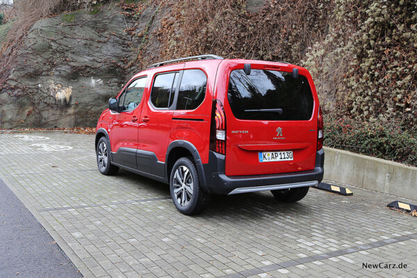 Peugeot Rifter auf Parkplatz