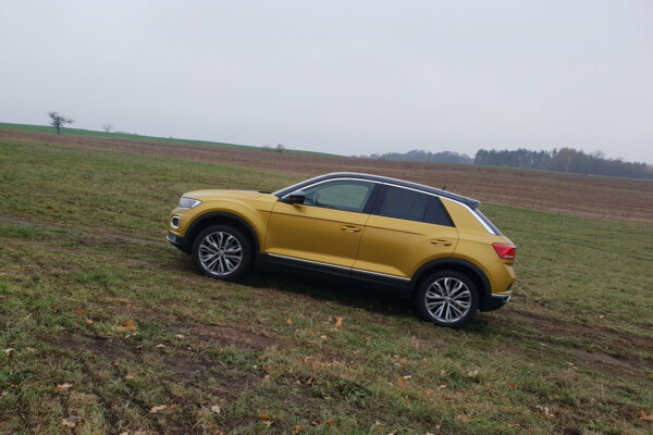 VW T-Roc bergauf unterwegs