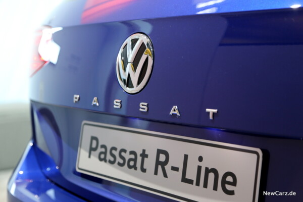 VW Passat Facelift Schriftzug außen