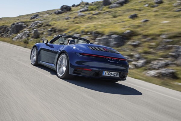 Porsche 911 Cabrio schräg hinten offen